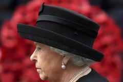 Den veteránů Britain's Queen Elizabeth takes part in the Remembrance Sunday ceremony at the Cenotaph in Westminster, central London