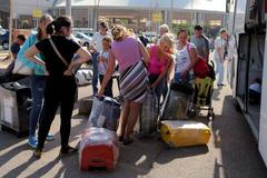 Rusko Šarm aš-Šajch Russian tourists double pack their luggages that will be shipped separately for more security on board the airplane at the airport of the Red Sea resort of Sharm el-Sheikh