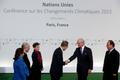 Účastníci Klimatické konference v Paříži, generální tajemník OSN Pan Ki-Mun, Francois Hollande a švédský král Carl Gustaf
