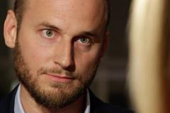 Macek: Uprchlíkům musíme pomáhat kvůli naší vlastní bezpečnosti, bití obušky se nám může vymstít