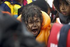 Uprchlíci na ostrově Lesbos po plavbě z Turecka.