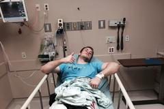 UFC 192: Viktor Pešta (bílé trenky) v zápase s Derrickem Lewisem