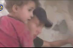 Sýrie: Záchranáři vynášeli ze zasažené budovy děti, když na ni dopadla další bomba