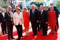 Němečtí politici přicházejí na oficiální oslavu sjednocení ve Frankfurtu