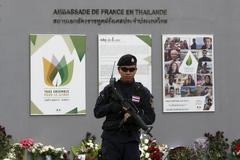 Thajský policista před francouzským velvyslanectvím v Bangkoku.