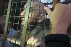 Rebelové zavírají lidi do klecí a používají je jako lidské štíty, tvrdí syrští aktivisté