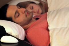 Nový přístroj ohlídá chrápání. Oba partneři se tak mohou vyspat