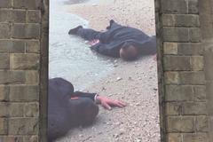 Utopení manažeři na místě kurdského chlapce, vystaveni na pražské zdi. Provokujeme, tvrdí kurátorka