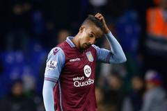 Zklamaný útočník Aston Villy Scott Sinclair.