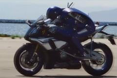 Robot řídil motorku. Teď ho chtějí vyslat na závodní dráhu