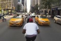 Profi cyklista se rozhodl pro bláznivou jízdu ulicemi New Yorku