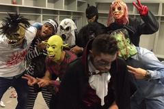 Hráči Barcelony při slavení Halloweenu narušili tiskovou konferenci