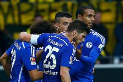 Klaas-Jan Huntelaar slaví se spoluhráči gól Schalke