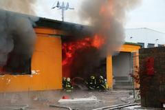 požár továrny v Turnově