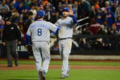 Radost baseballistů Kansasu City po výhře na hřišti NY Mets