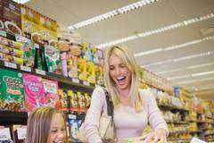 Nákup - vozík - zboží - plýtvání potravinami - hypermarket