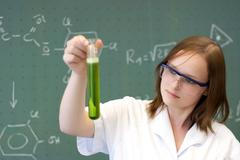 Studentka se zkumavkou