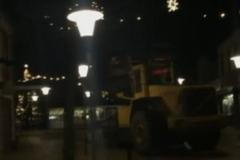 Lupiči prorazili nakladačem zeď a odvezli na něm bankomat