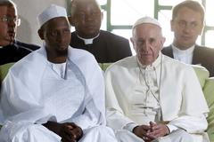 Papež František vedle imáma mešity v Bangui
