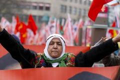 Vzpomínková demonstrace za Ivanu Hoffmann, která bojovala s Kurdy proti IS