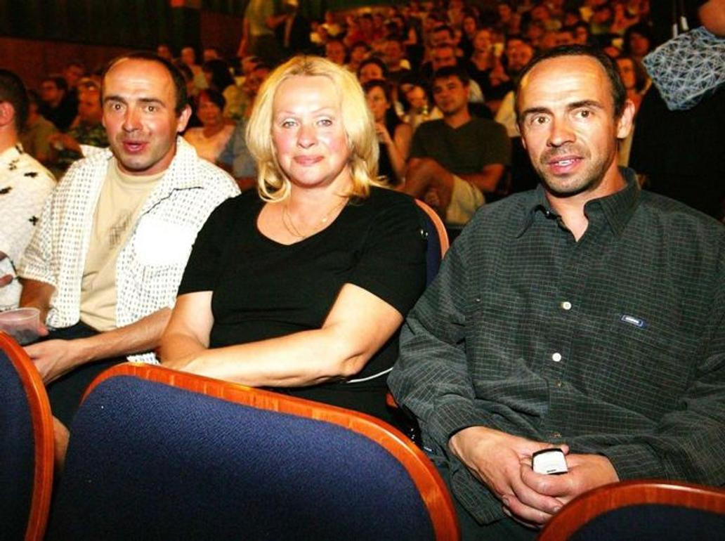 Křesadlová je matkou tří synů: s bývalým manželem Formanem, se kterým se rozvedla až v roce 1999, byť dlouho žili odděleně, má dvojčata Petra a Matěje (na snímku). Z dlouholetého vztahu s režisérem Semaforu Janem Kratochvílem, se kterým žila po Formanově odchodu do USA, má dalšího syna Radima. Synové Věry Křesadlové