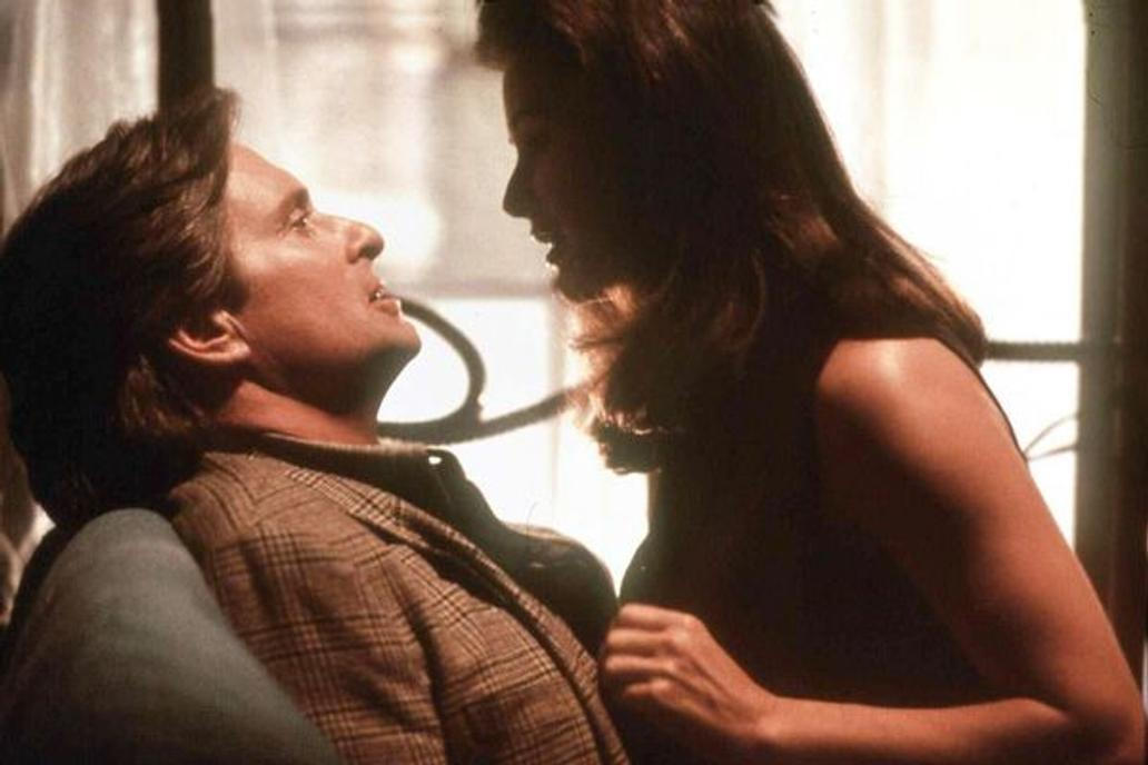 Demi Moore ve filmu Skandální odhalení z roku 1994.