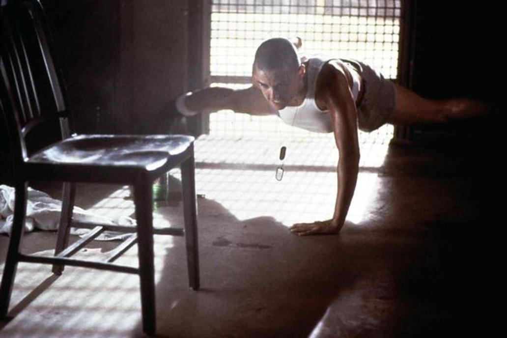 Demi Moore ve filmu G.I. Jane  z roku 1997.