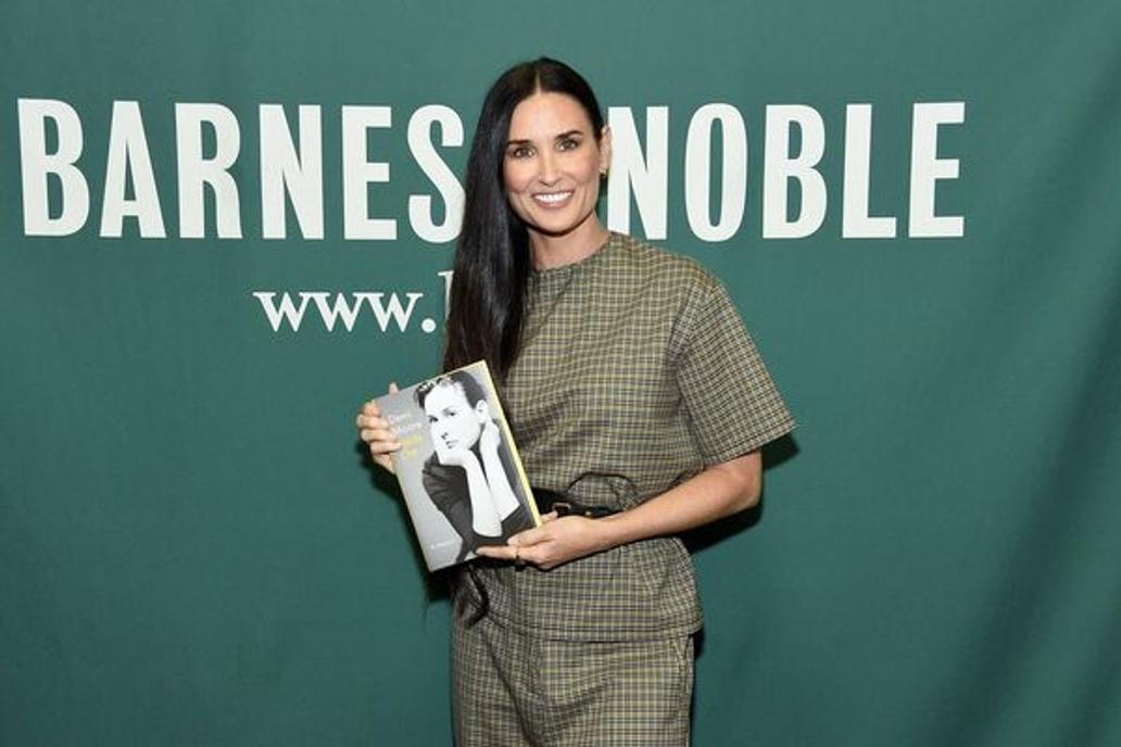 Demi Moore v roce 2019 vydala svojí autobiografii nazvanou "Inside Out".