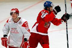 Michael Frolík a Julian Jakobsen v utkání MS v hokeji 2012 Česko - Dánsko