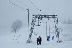 Ski areál - Olešnice v Orlických horách - sjezdovka - lyžaři - vlek