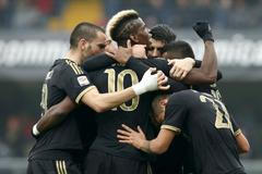 Hráči Juventusu se radují z gólu do sítě Chieva