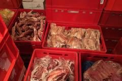 Neoznačené maso z pražské tržnice Sapa