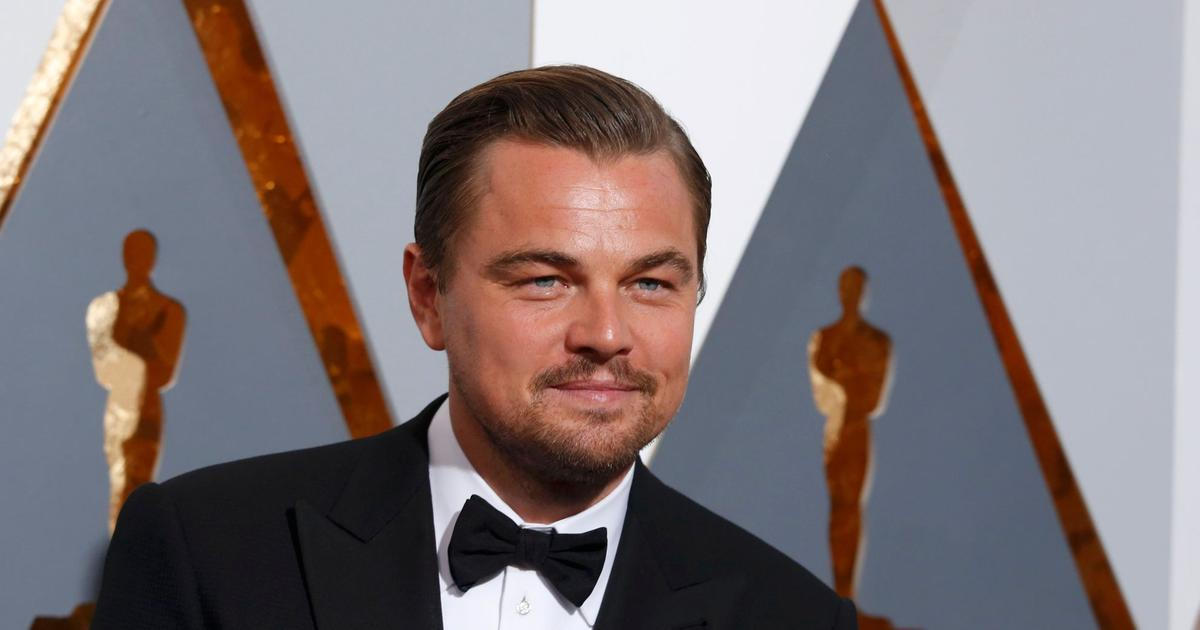 DiCaprio natáčí se Scorcesem film na zámku Ratboř u Kolína. Štáb zabral místní hřiště