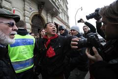 Pro a proti čínští demonstranti u Národního divadla