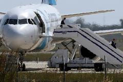 Unesené letadlo na letišti na Kypru - posádka utíká