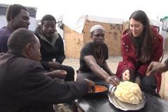 Migranti odmítají opustit Džungli. Nechtějí důstojnější ubytování, vidí za ním past