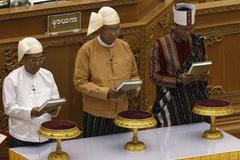 Nový barmský prezident Tchin Ťjo (uprostřed) při skládání přísahy v parlamentu