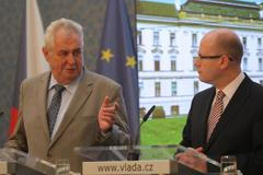 Zeman navštívil jednání vlády