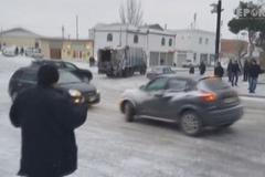 Řidiče v ázerbájdžánském Baku překvapil led. Snažili se ho zvládnout každý po svém