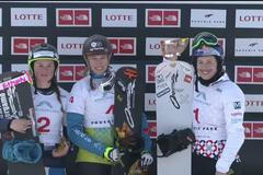 Eva Samková (vpravo) na stupních vítězů SP v Pokwangu