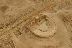 Letecké záběry odhalují poničení starověké Palmýry. Přežilo sloupořadí a divadlo