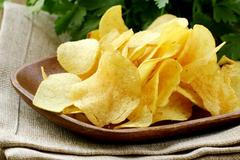 Jak se vyrábějí brambůrky? Továrna dokáže zpracovat až 6000 kg brambor za hodinu