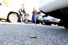 Policisté hlídkují v okolí budovy v San Bernardinu, kde bylo zastřeleno nejméně 14 lidí.