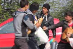 Afghánci z řecko-makedonské hranice si stěžují na šikanu ze strany Syřanů