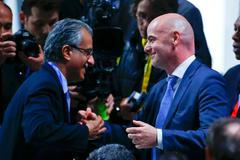Infantino a Bin Salman, bezprostředně po volbě prezidenta FIFA
