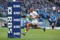 Angličan Jonathan Joseph běží položit trojku v zápase Six Nations s Itálii.
