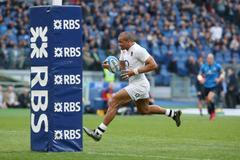 Angličan Jonathan Joseph běží položit trojku v zápase Six Nations s Itálii.