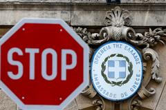 Trocha symboliky. Značka Stop u řeckého velvyslanectví ve Vídni.