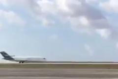 YouTube: Letadlo bez předních kol přistává na Guamu