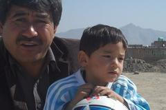 Malý Afghánec v dresu z igelitu se dočkal. Messi mu poslal opravdový i s míčem